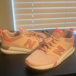 New Balance Women's 009 V1 Sneaker Oyster pink and cream Athletic Shoes